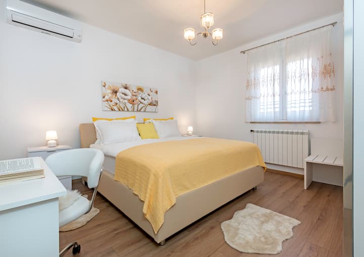 חדר שינה עם מיטה גדולה 180x200 ס"מ, מלתחה 180 x 220 ס"מ, שולחן הלבשה, מיזוג אוויר, חימום, 
