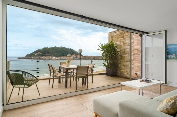 Miraconcha, frente a la playa, vistas y parking. gallery image 3