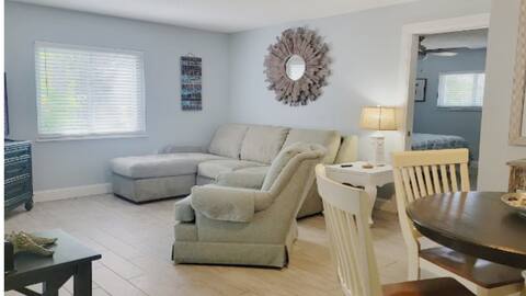 Fresh Spacious Cottage W&D Kit 1.3 Mi to Beach