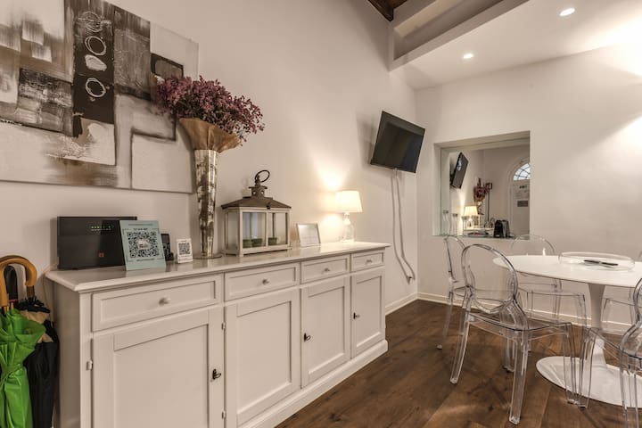 Beautiful Apt Camilla 30 mt from Piazza di Spagna gallery image 4