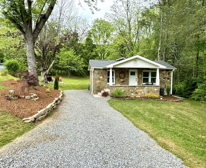 Cozy Creekside Cottage - Swannanoa, NC