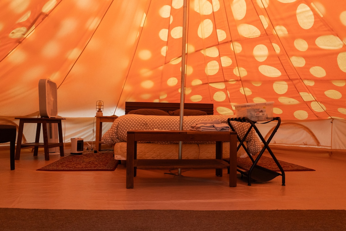 Легло с размер Queen. Нашите палатки имат електричество и отопление.