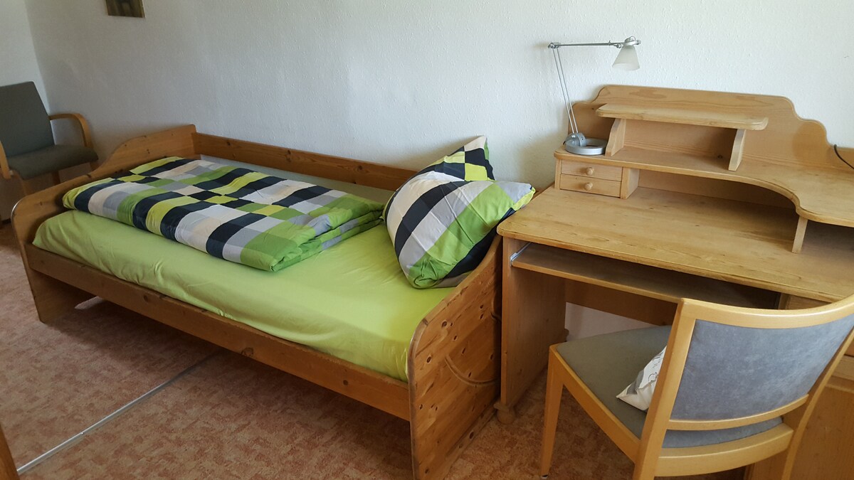 Krevat 90x200 cm, dollap dhe lavaman