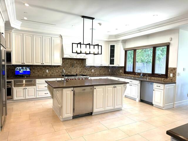 Elegant 7BR Spanish Villa w/Pool, Spa & Guesthouse gallery image 5