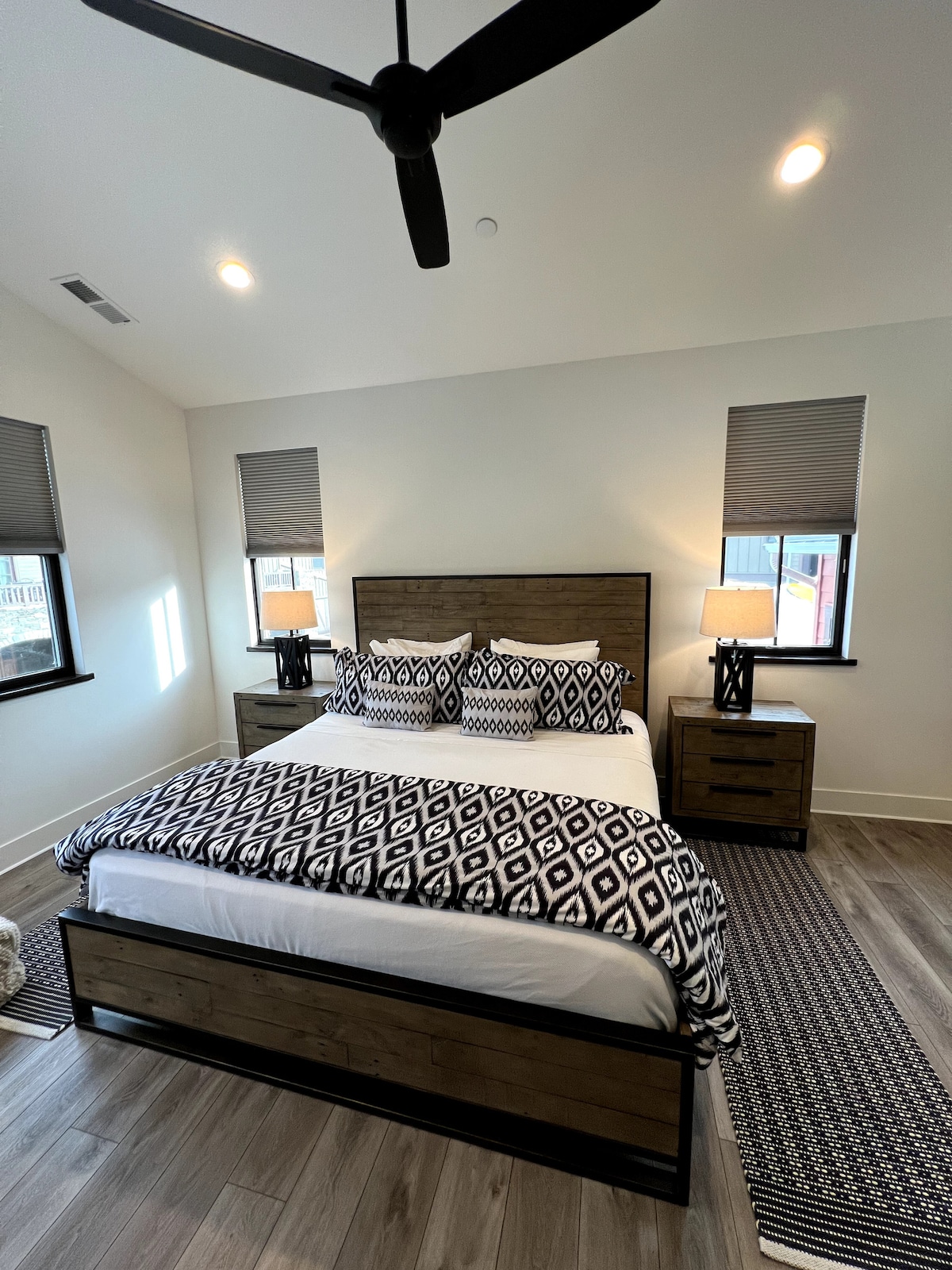 الطابق العلوي الأساسي (سرير بحجم كينج) مع حمام كامل داخلي