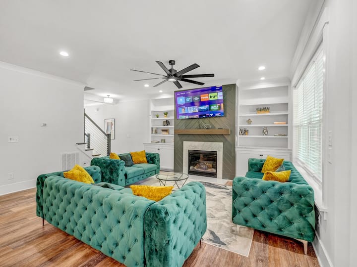 Luxe Cary Retreat | Sleeps 12 | Fire Pit - Apex, NC