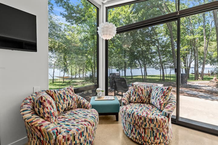 Lakefront Cottage | Fire Pit + Hot Tub - Log Cabin, TX