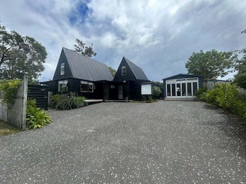 Large Family Bach with Games room, WI-FI