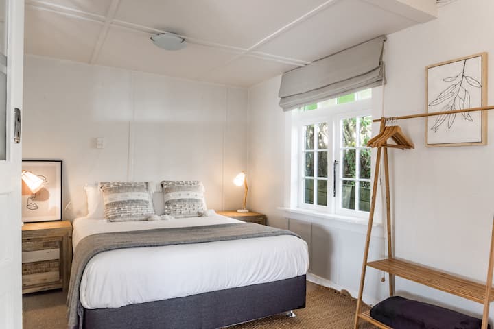 Втора спална соба со брачен кревет. 