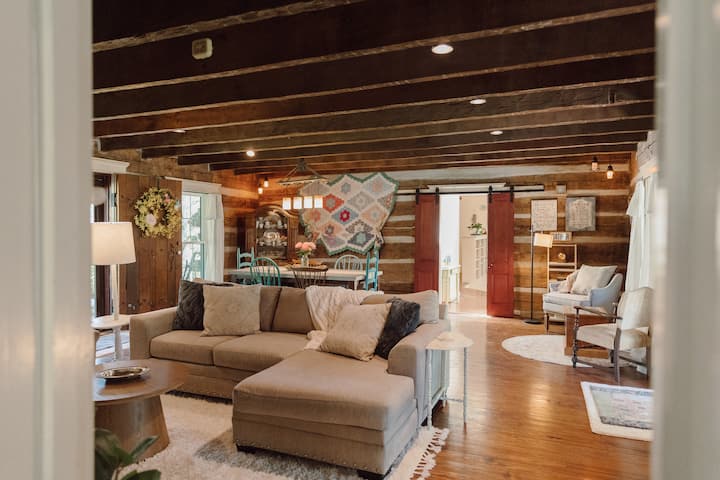 Obývacia izba, ktorá je srdcom pôvodnej chaty z roku 1815, je plná tepla a smiechu. Zažite pôvodné predné a zadné dvere, ktoré sú tichým svedkom viac ako 200 rokov stretnutí. Vybavenie: bezplatné Wi-Fi, inteligentná TV