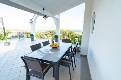 Villa del Pino, sleeps 13, 10 minutes from the sea