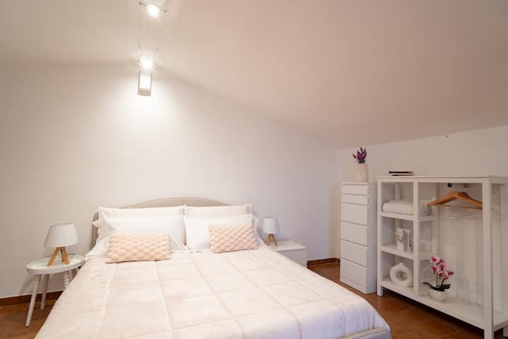 غرفة نوم في الطابق الثاني، سرير مزدوج