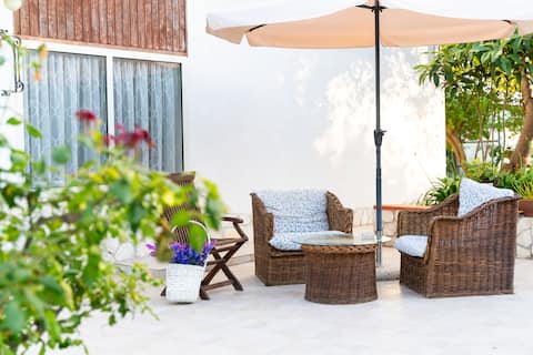 Villa del Pino, sleeps 13, 10 minutes from the sea