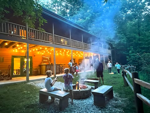 5br Log Cabin • Hot Tub, Game Room, Yard, Firepit!