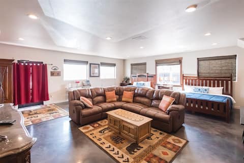 Top Airbnb: The Silver Spur | Guest Favorite Studio Apartment in Four Corners