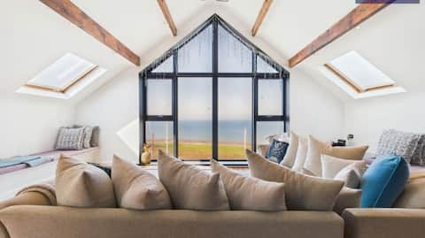 Popular Airbnb listing: ONYX House, 8 Bedrooms, 6 Bathrooms, Sauna in Fleetwood