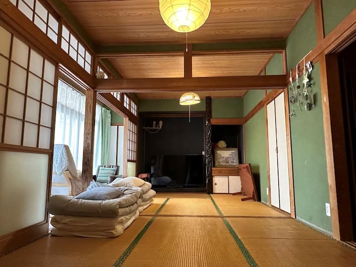 9畳の和室は二名様お布団でご準備します。テレビがあり、ベランダへも出入りできます