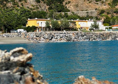 Villa in front of the sea with private garden