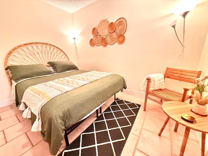 带标准双人床的客房
包括办公桌和椅子、小咖啡桌