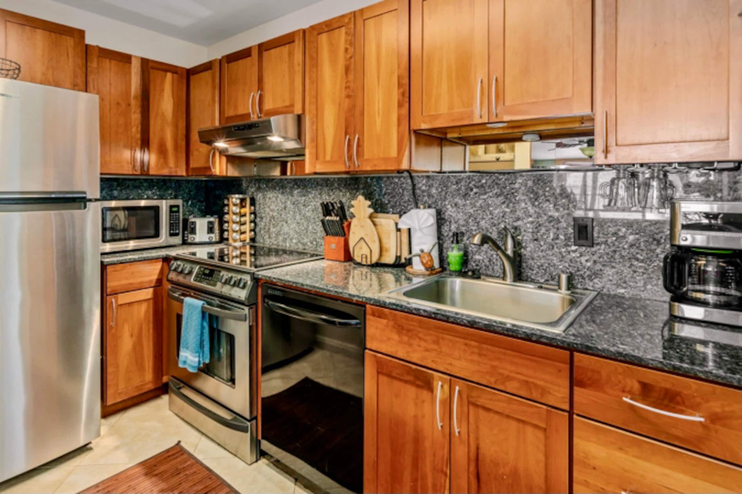 Condo in Lahaina · ★4.95 · 1 bedroom · 2 beds · 1 bath - Image 9