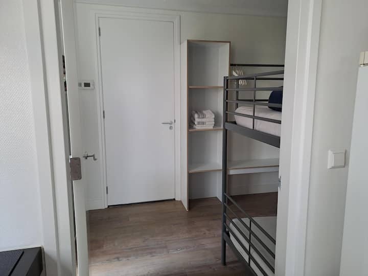 次卧设有一张双层床