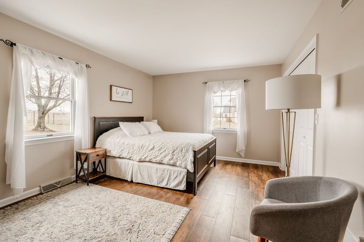 Përfshihen pesë dhoma gjumi të pastra dhe të ndritshme me shtroja. 