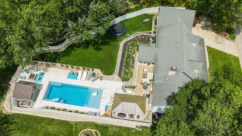 Peaceful ND area home, Hot Tub, 150" Theater