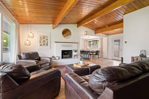 Central Location|Spacious|Huge Yard|4 Rooms|6 Beds