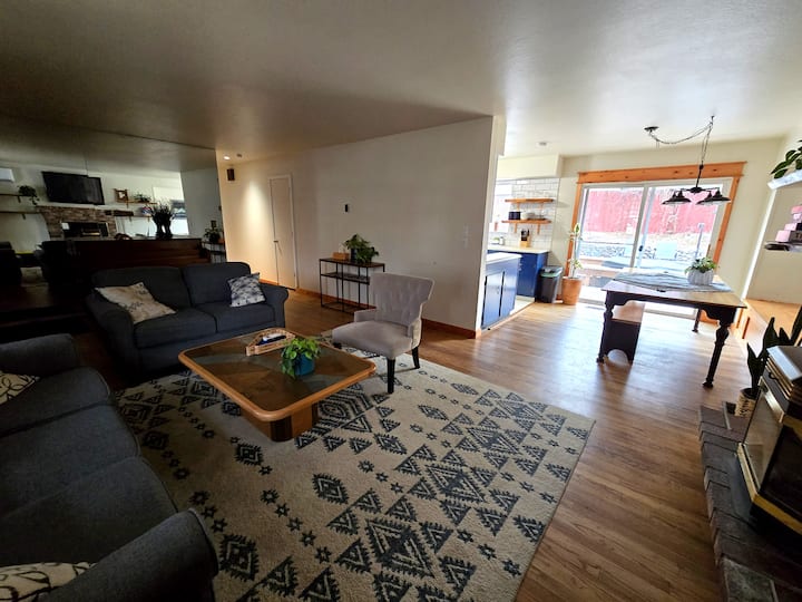 Hot Tub, Jacuzzi & King Suite Near Downtown Reno - Reno
