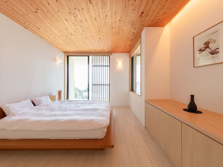 [Zvuk plime: spavaća soba] U kući s pogledom na more postoje dvije vrste spavaćih soba