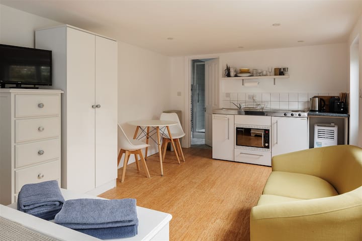 The Whitstable Oyster - A Self-contained Studio - 캔터베리