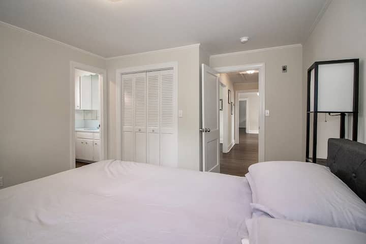 Priestranná spálňa s ľahkým prístupom do haly a kúpeľní.