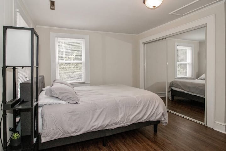 Svetlá a pohodlná spálňa s čistou posteľnou bielizňou a úložným priestorom.