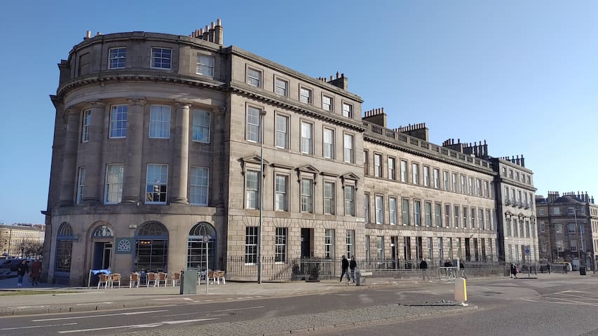 2 Bedroom Garden flat – close to major attractions