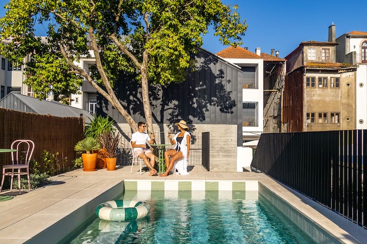 NEW- Urban Retreat -Heated Pool, Breakfast & More
