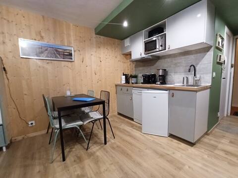 Popular Airbnb listing: Les Obiones, sea view, studio 4p, wifi, private parking✌️ in Fort Mahon Plage