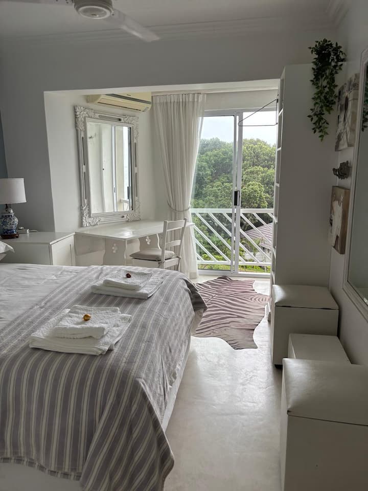 Dormitorio 2 con cama tamaño queen y puertas correderas para mirar hacia el complejo