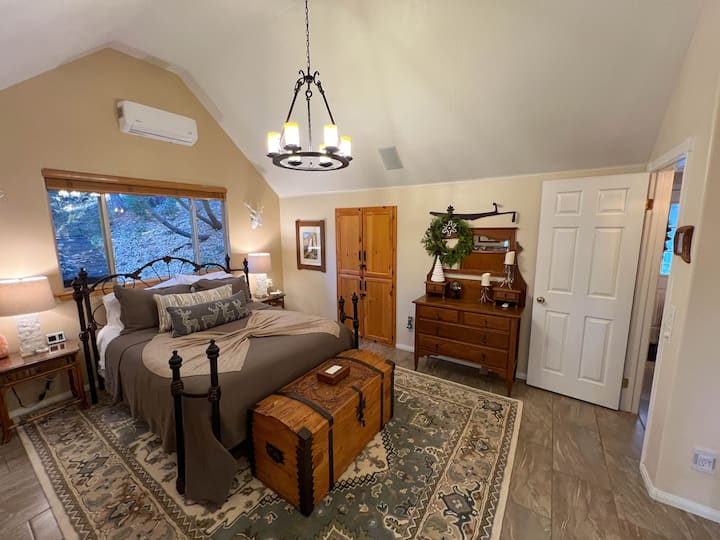 جناح غرفة نوم أنيق مع سقف مقبب