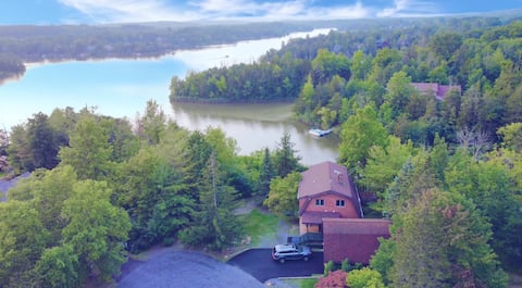 Private lakefront home, hot tub & resort amenities