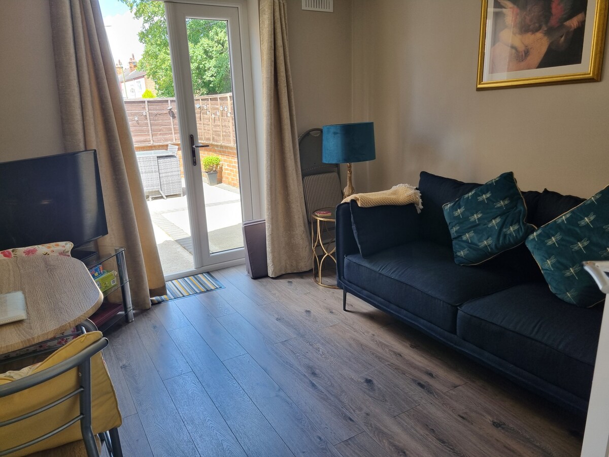Successful Airbnb property: 2 Bedroom accommodation near the beach with patio in New Waltham
