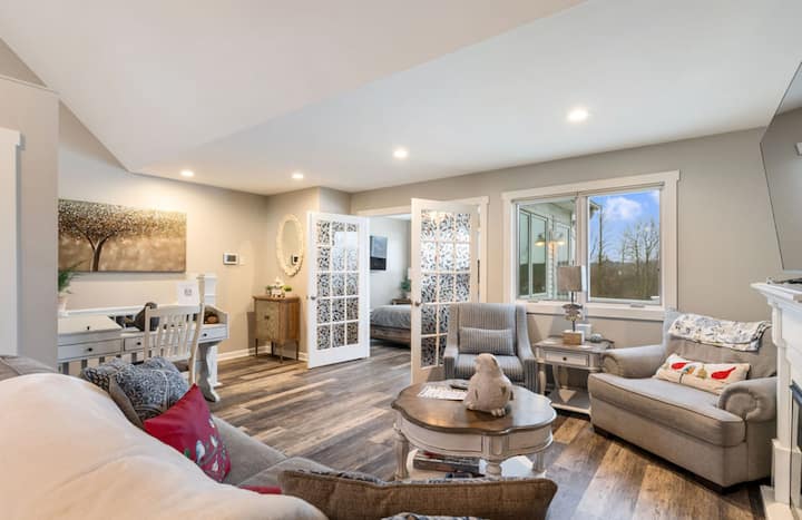 The Carriage House At 5024 Meadowbrook Ln Flushing