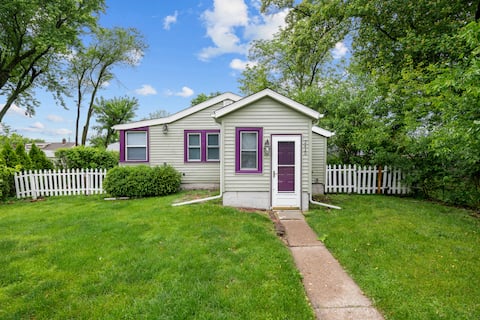 Cozy Cottage Home in Rock Island