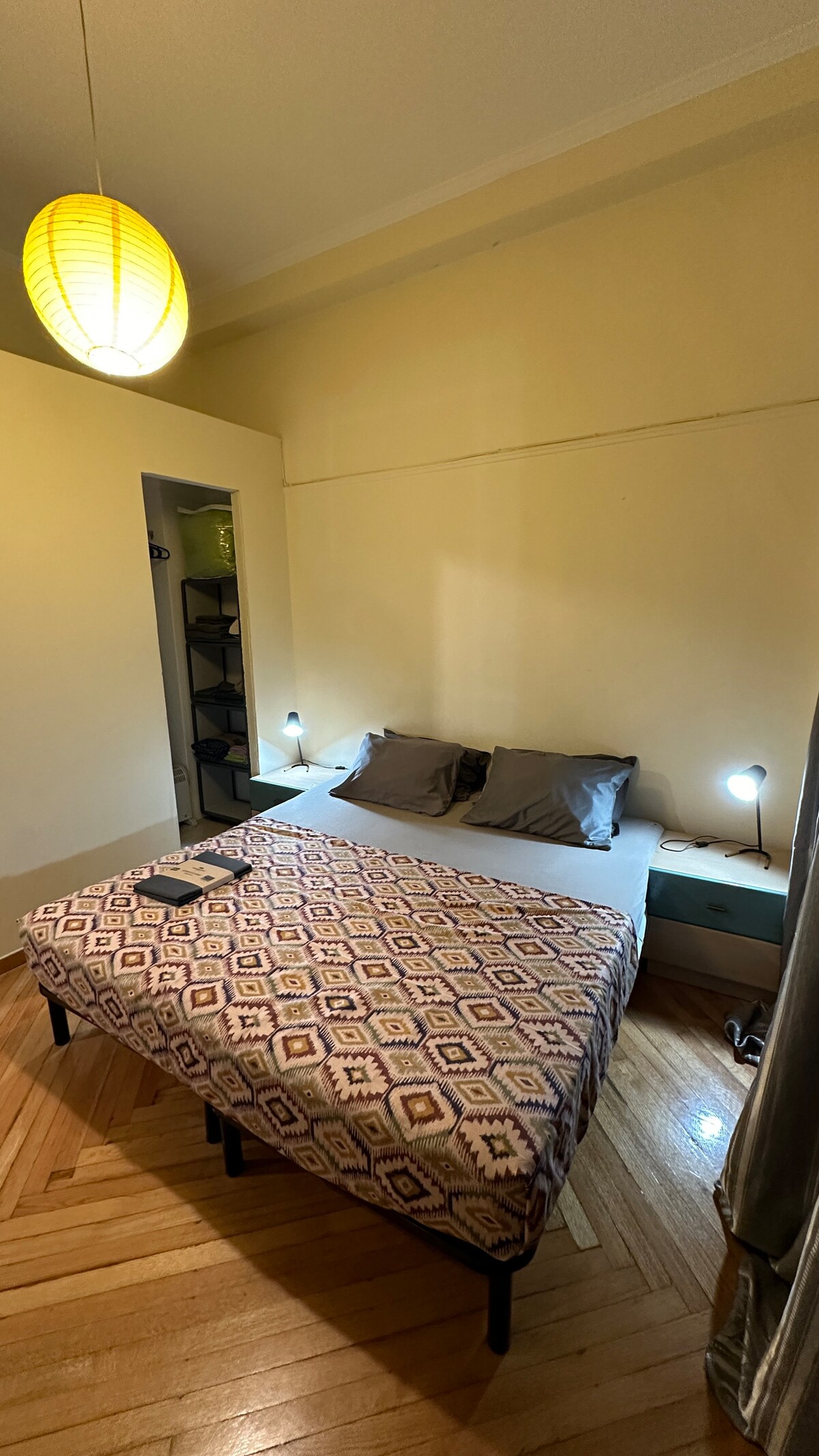 Dy krevate tekë të bashkuar me shtroja të veçanta në secilin prej tyre dhe në pikën e bashkimit të tyre bëhet një krevat dopio i këndshëm dhe i rehatshëm!