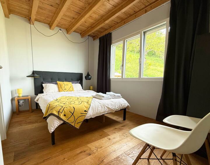 Schlafzimmer im Obergeschoss mit en-suite Badezimmer