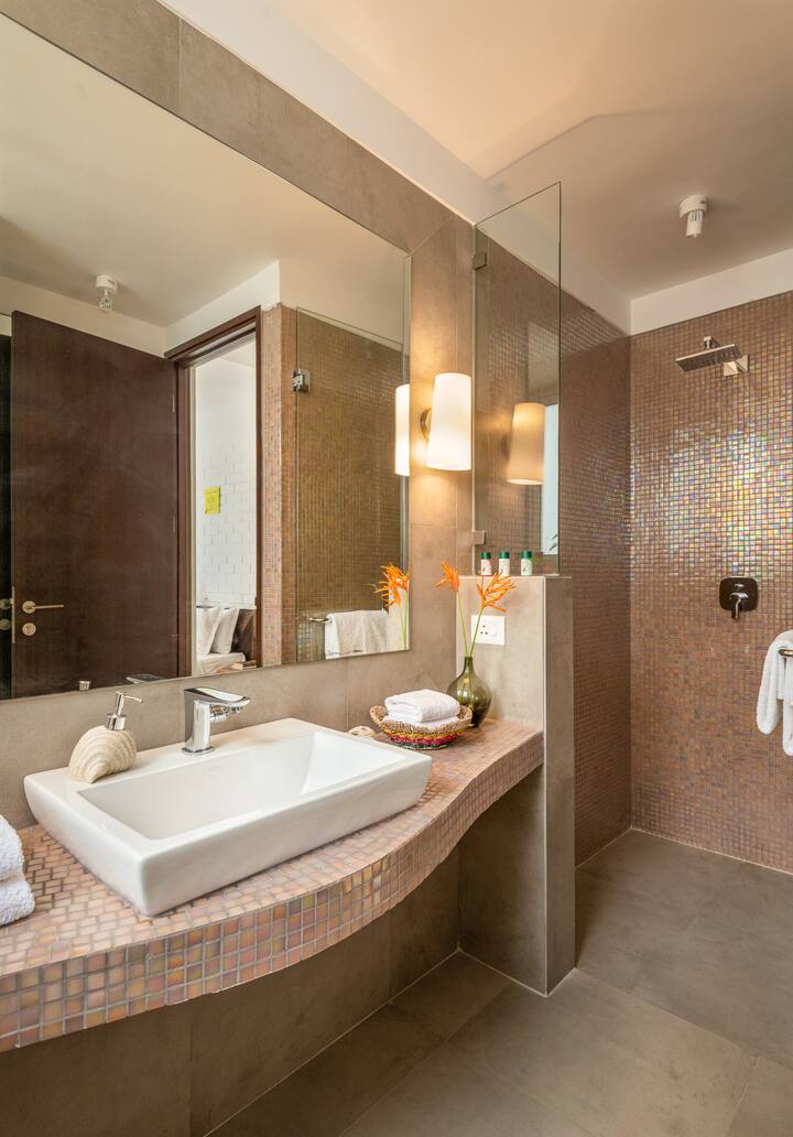 Full bathroom 1 image 3