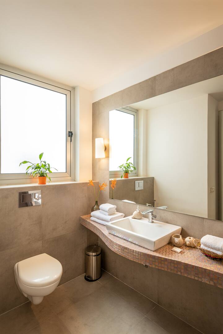 Full bathroom 1 image 2