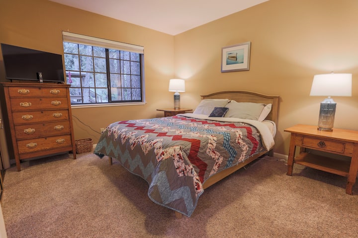 Ძალიან კომფორტული ორადგილიანი საწოლი, რომელიც მოპირკეთებულია ულამაზესი ტაჰო ‑ ლოკალით. Ზამთრის ამ ცივ ღამეებში, სურვილისამებრ, ხელმისაწვდომია დამატებითი სივრცის გამათბობელი.