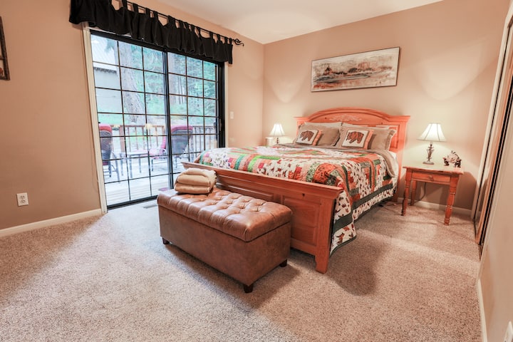 Შესანიშნავი ზომის ორადგილიანი საწოლი ოთახი ქვედა ტერასაზე გასასვლელით. Ზამთრის ამ ცივ ღამეებში, სურვილისამებრ, ხელმისაწვდომია დამატებითი სივრცის გამათბობელი.