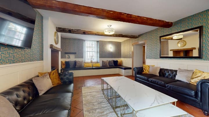 Historic Manor - Leek