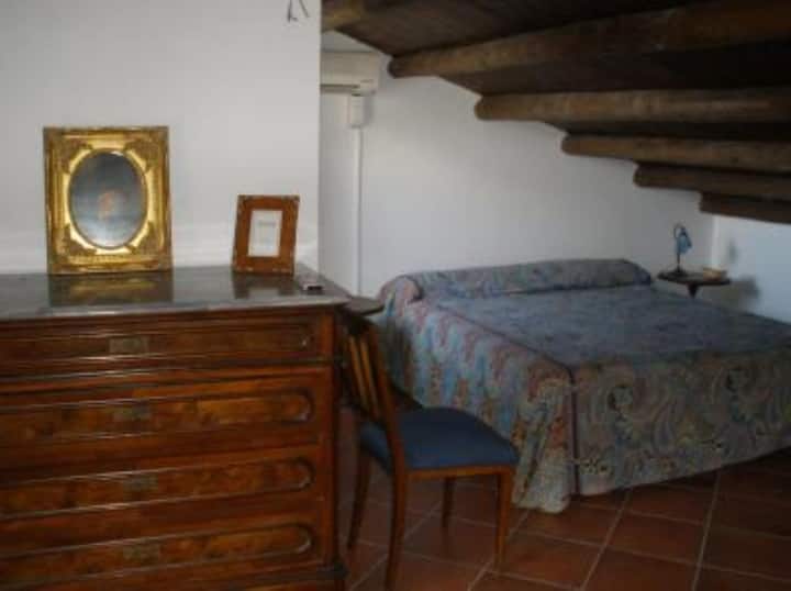 Chumba cha kulala cha 3 cha dari chenye kiyoyozi na bafu la kujitegemea